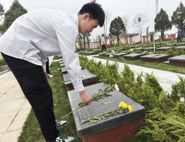 清明节祭扫烈士陵园活动视频